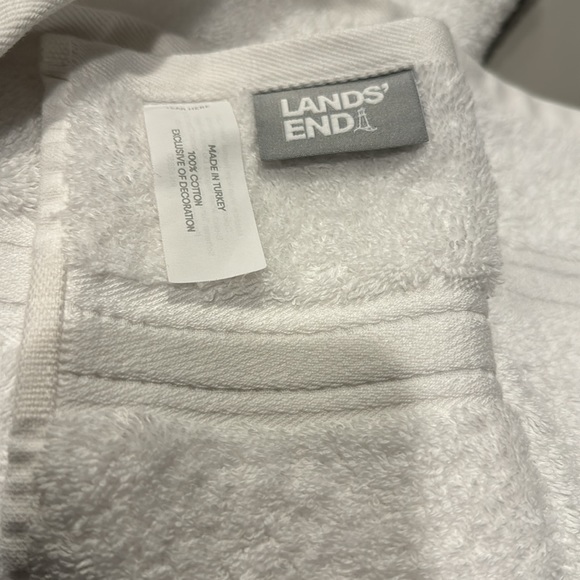 Lands’ End Seasonal Christmas Present Embroidered Supima Hand Towel Set of 2 - Picture 2 of 2